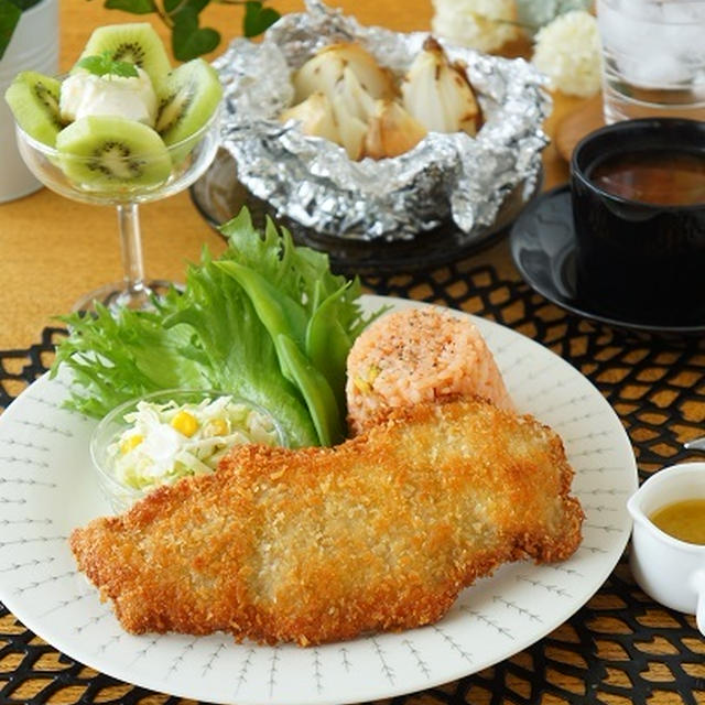 ミラノ風カツレツワンプレートと玉ねぎの丸ごと焼き
