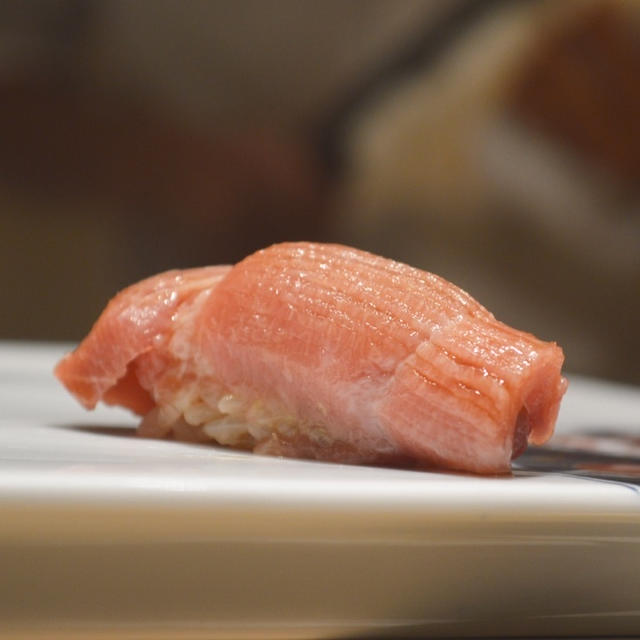 鮨 不二楼　　全国各地の食文化や歴史を知り尽くし、新たな歴史を作る鮨と料理の数々が楽しめる