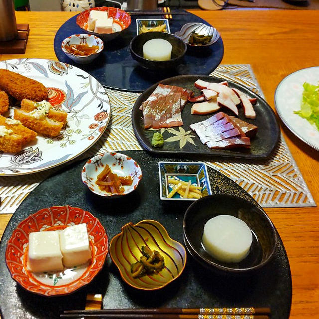 作り置き小鉢４品と買ってきたお刺身や惣菜で早めの休日晩酌
