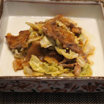 キャベツと豚肉の味噌炒めとホッケの開き