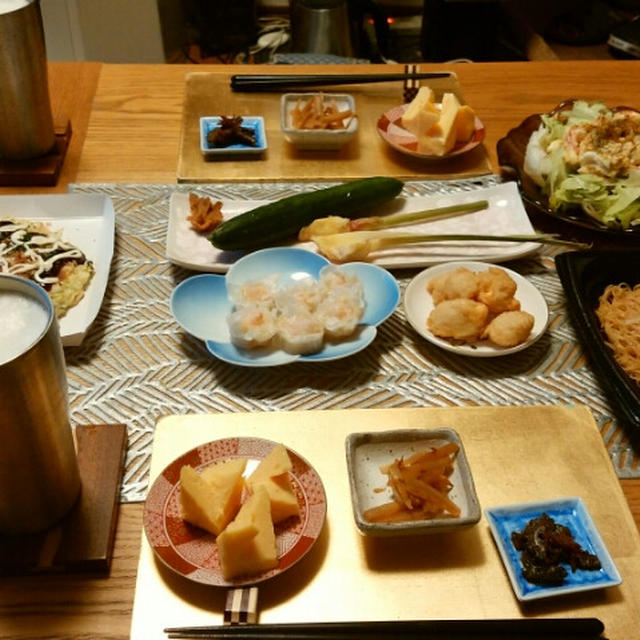 お好み焼きと焼きビーフンとポテトサラダ。買ってきたお惣菜を並べて晩ごはん