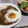 目玉焼き乗せカレーと白菜サラダ