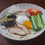 さっぱり鶏チャーシューと揚げ茄子のとろ～り温たま冷やしうどん