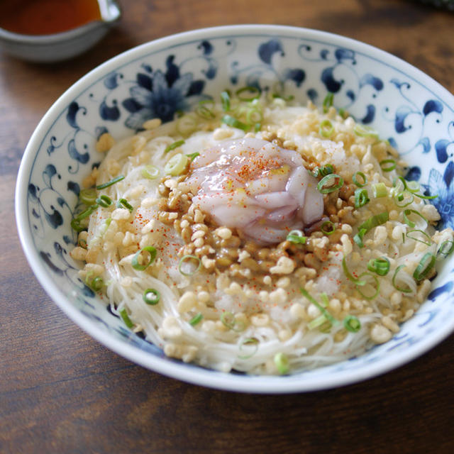 夏のアレンジ素麺｜簡単｜【柚子香るイカの塩辛と納豆のぶっかけ素麺】