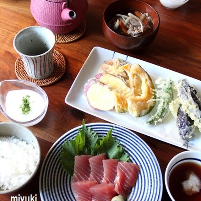 野菜の天ぷらとか、まぐろのお刺身とか。牛肉と根菜のお汁。