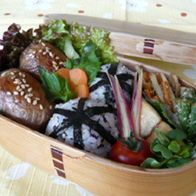 肉巻きおにぎりのお弁当☆+゜
