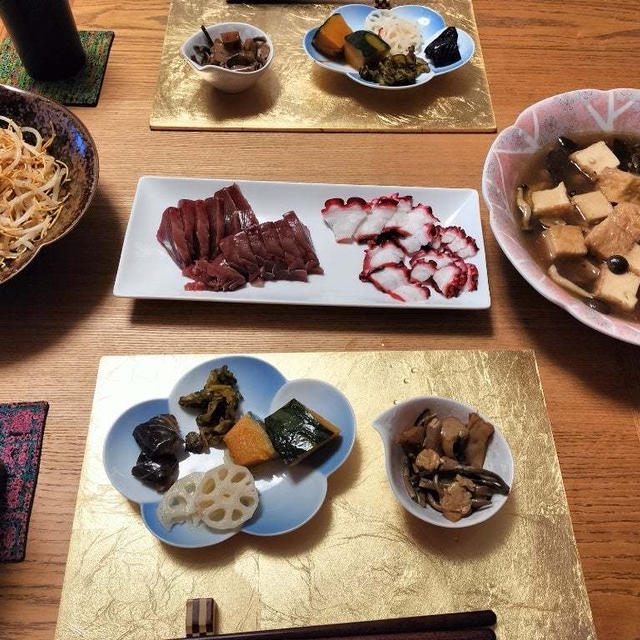 厚揚げときのこの炊いたん、無限もやし＆白菜、かつおと酢だこの刺身、小鉢5品で晩酌