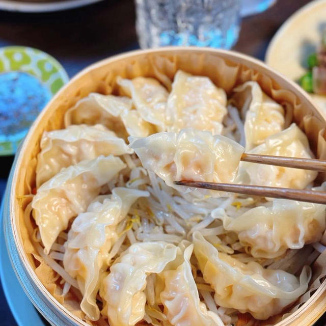 エビ餃子と焼酎ソーダ割りで最高晩酌♪焼きも蒸しも優勝♡海老好き必見！話題のメガ盛り餃子♪