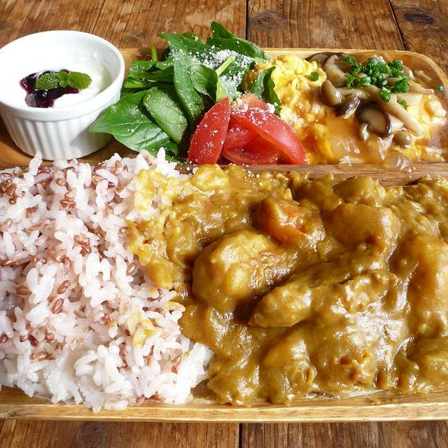 きのこのオムレツ＆ごろごろ野菜と牛すじのカレーランチ♪