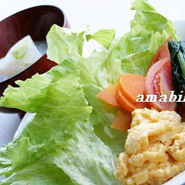スクランブルエッグと野菜の定食