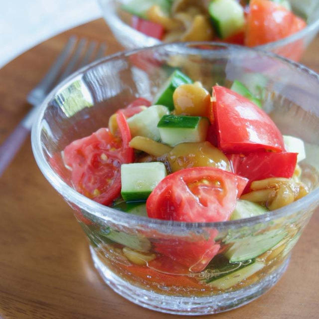 トマトときゅうりのなめこのサラダ＊つるんとおいしい♪子どもと食べる夏野菜レシピ