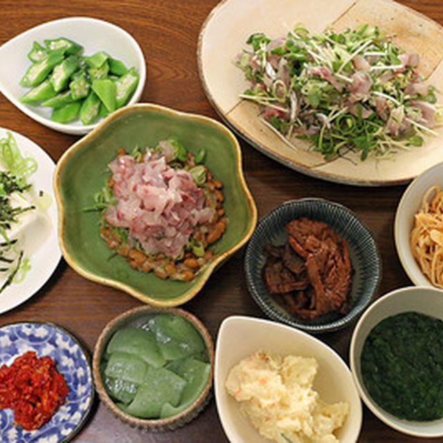 品数だけは並んだ晩ご飯