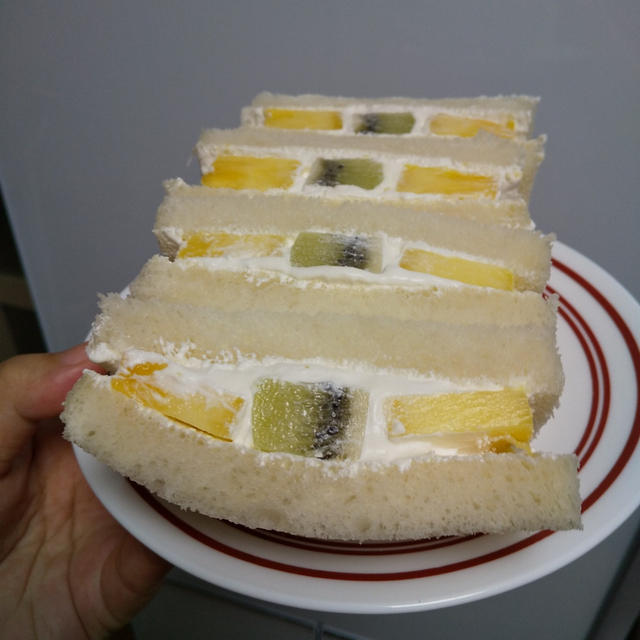 おやつ☆今日はパイナップルでフルーツサンド