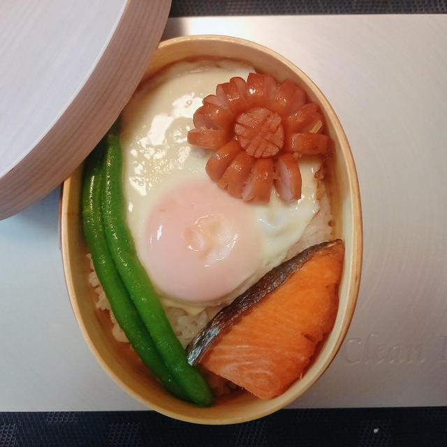 目玉焼きとお花ウインナー弁当〖のっけ弁当〗