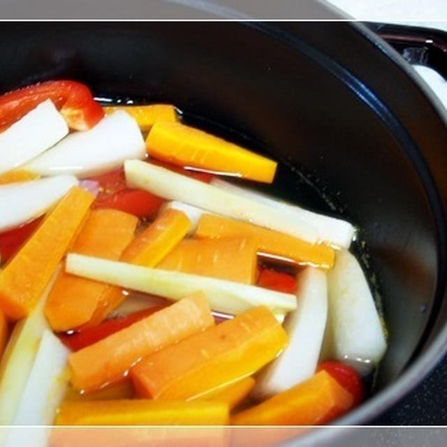 お昼ごはんにも野菜があると嬉しい。ストウブでピクルス。