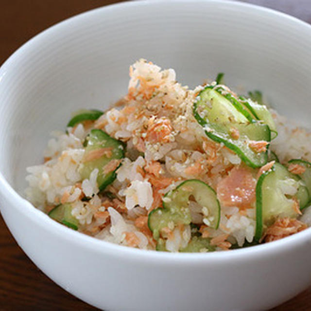 朝は「鮭とキューリの混ぜご飯」