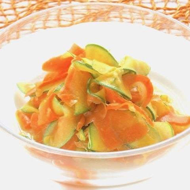 サッと和えて簡単！野菜の味をそのまま楽しむ〜カボッコリーとニンジンのサラダ。