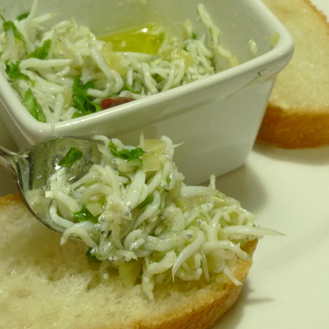 釜あげシラスのアヒージョ(スペインのタパス料理風）