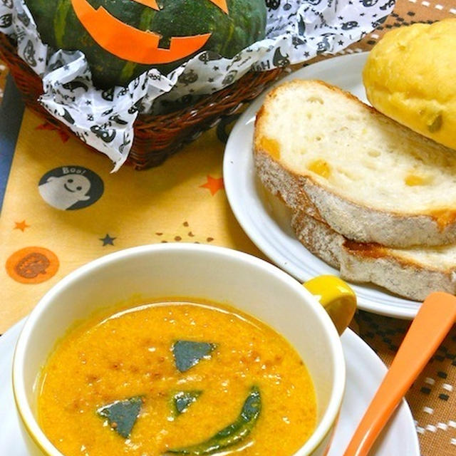 お帰りハロウィン！簡単あったか〜甘くてとろりシナモン香るかぼちゃと豆乳の食べるスープ。