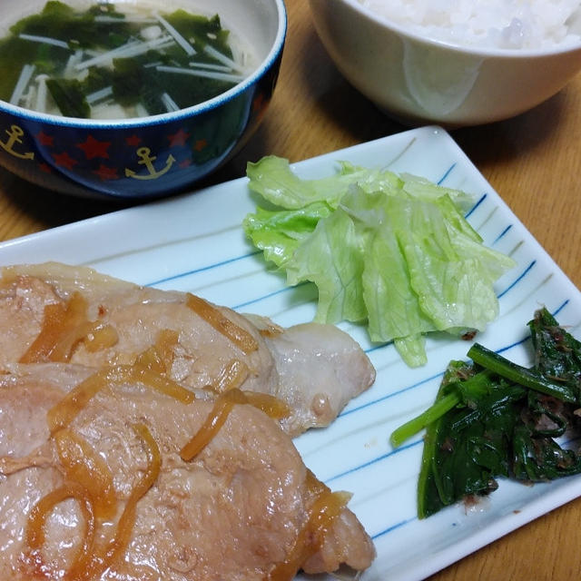 豚の生姜焼きと創味シャンタンでわかめスープ