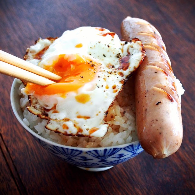 若者よ、はみ出していこう！！「男のはみ出しソーセージ目玉焼き丼２０１５」