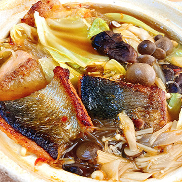 鍋に入った生鮭とキャベツのピリ辛鍋