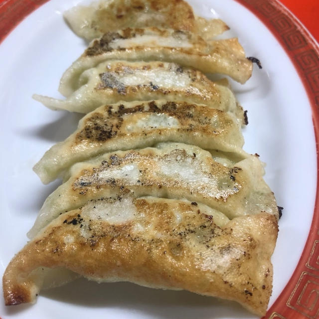 餃子が1皿6個入り250円　餡の旨味ともちもちの皮の焼き加減にハマる！　阪神尼崎　新ちゃん