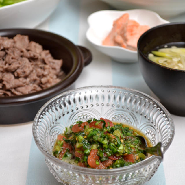 レタス巻きごはん・ニラトマトだれ２。牛肉＆塩サーモン、塩えのきのお吸い物。の晩ご飯。