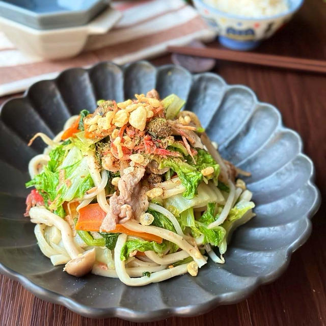 昔懐かしい昭和の味☆カツオだしがふんわり香る野菜たっぷり焼きうどん