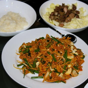 タイ北部挽肉サラダ＆赤鶏炭火焼