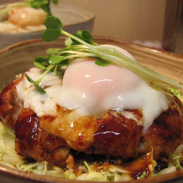 中華味噌の鶏つくね丼☆温卵のせ