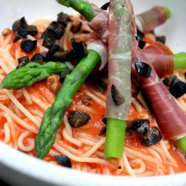 Pasta with Fresh Tomato Sauce and Prosciutto Wrapped Asparagusフレッシュトマトソースのパスタ、生ハム巻きアスパラガスのせ