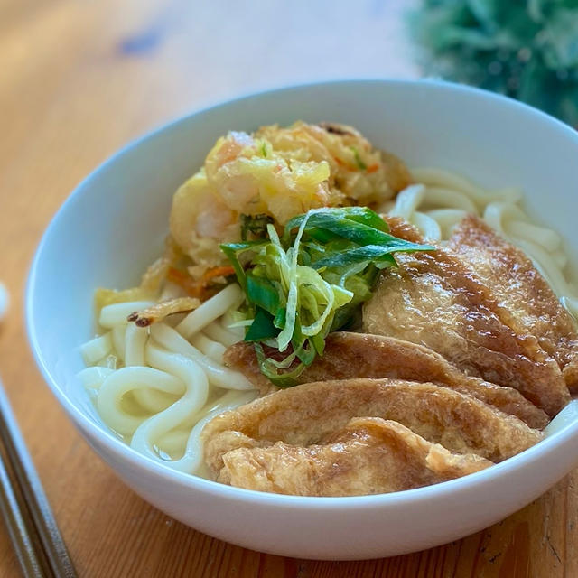 休日おうちランチにお手軽うどん　さっぱりネギを添えて