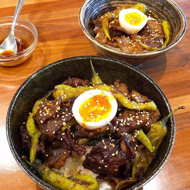 万願寺唐辛子の焼肉丼です！！