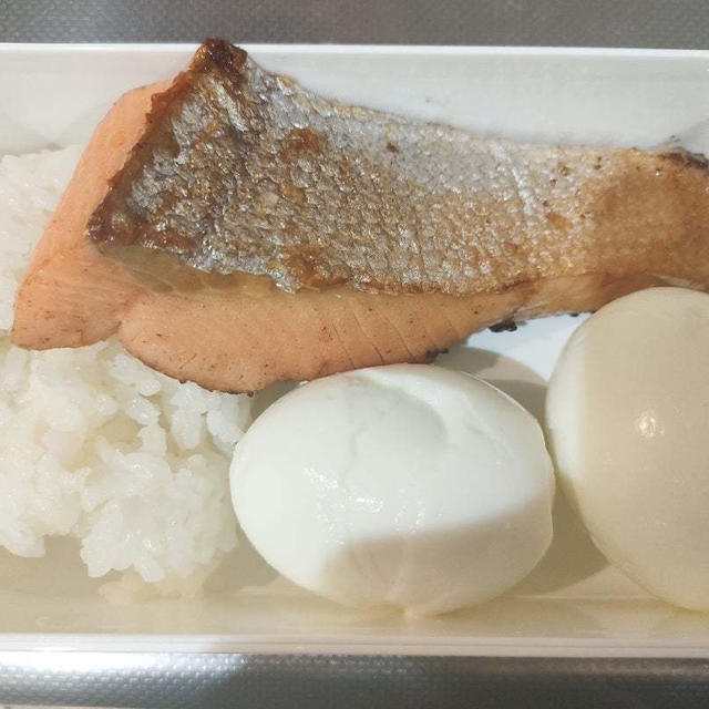 地味すぎて車でこっそり食べるお弁当