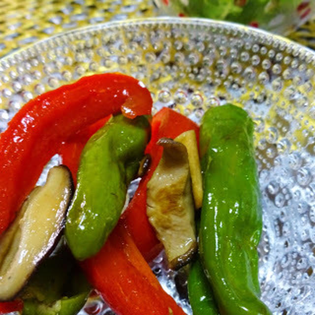 夏野菜の涼小鉢。ししとうとパプリカの焼き浸し