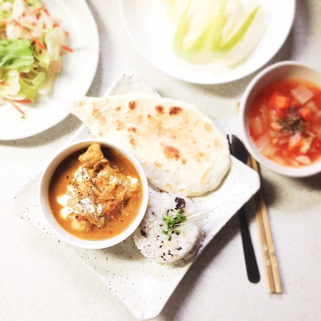 【 パリッとカレーにナン！　】