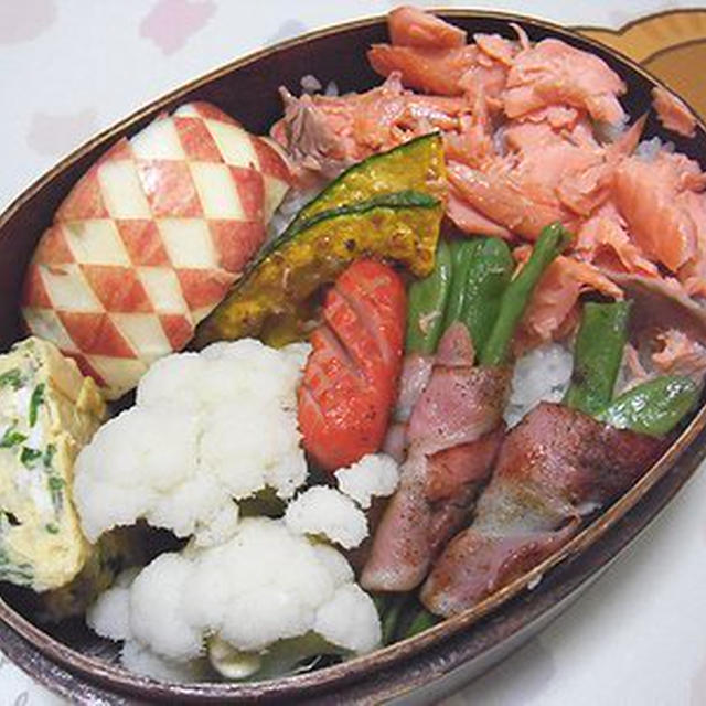 ほぐし鮭弁当。昼寝のきなこ