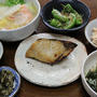 特売の鮭とぶりの荒で晩ご飯