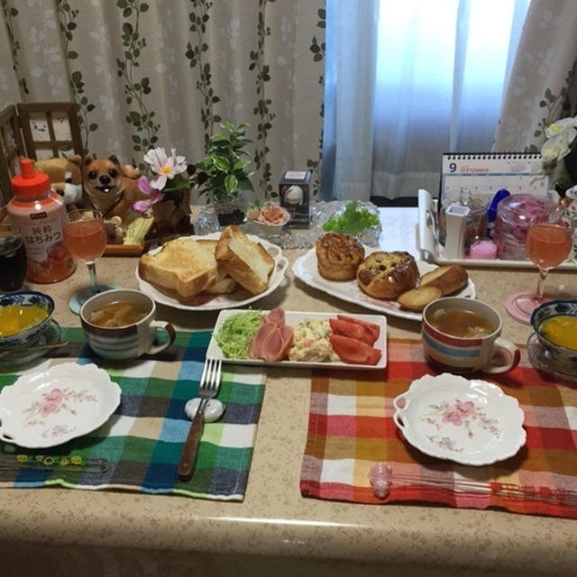 美味しいパンで朝食