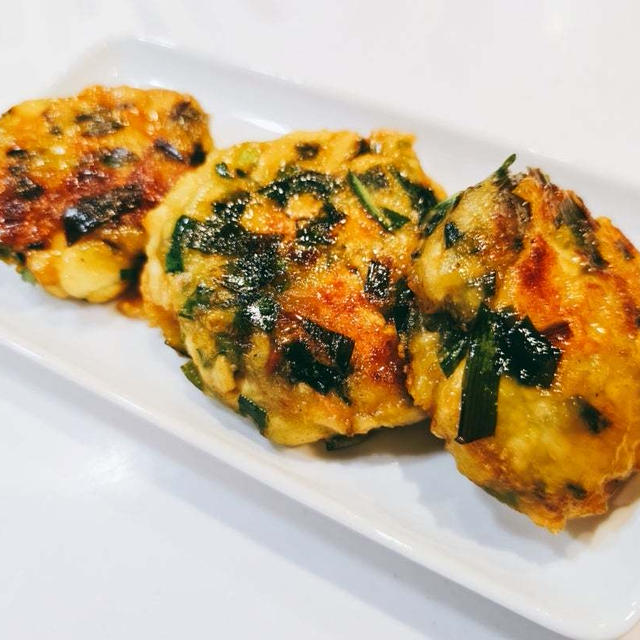 【レシピ】ふわふわで食べたらとろける♡ニラとはんぺんのふわふわ焼き