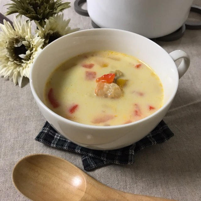 パプリカとシーフードミックスのあったか豆乳クラムチャウダー