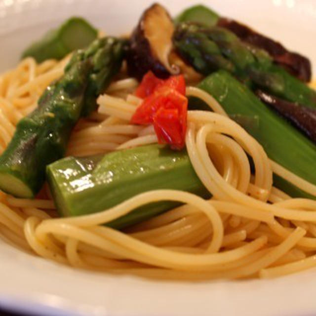 アスパラ・椎茸・ミニトマトのパスタ