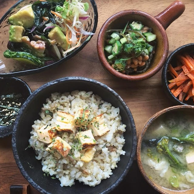 卵焼きのせごはんと茄子の天ぷらのお味噌汁の献立