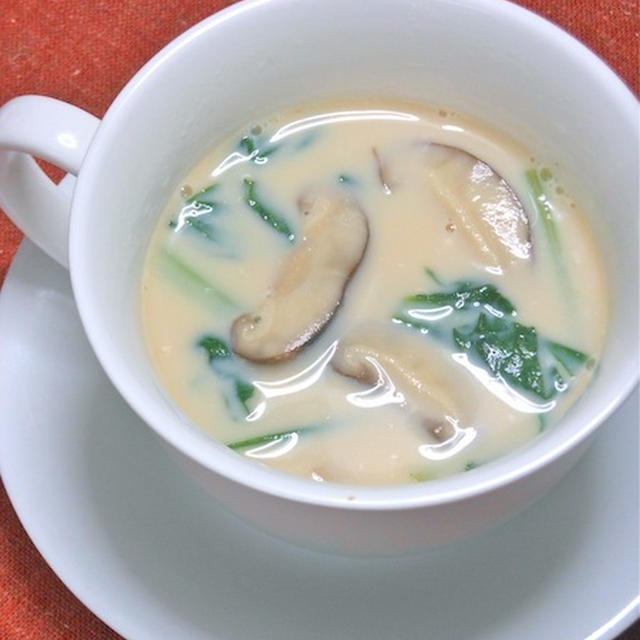 やさしくて、、ほっこりと温まる〜椎茸と小松菜のミルク生姜味噌スープ。