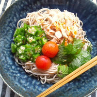 ラー油がけ、ささみ載せぶっかけ蕎麦