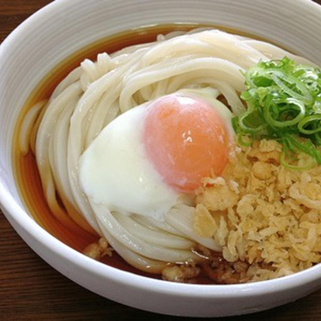 朝の麺は「温玉冷やぶっかけうどん」