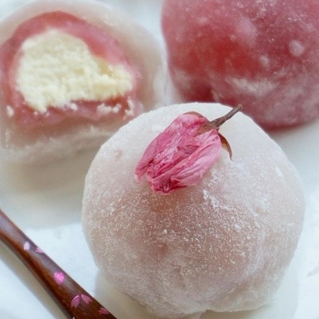 ミルキー桜大福　桜の塩漬け入り桜大福　粒あん大福