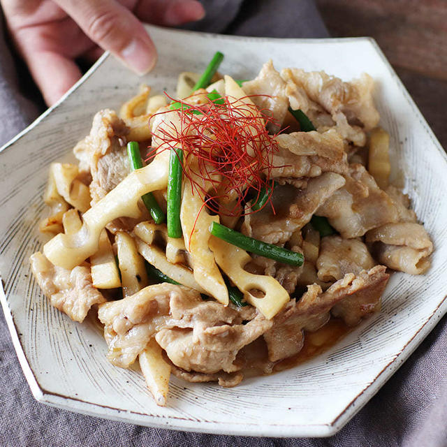 シャキシャキ食感がたまらない！レンコンと豚バラの中華炒め