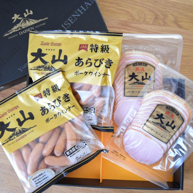 ◎お肉の味わいしっかり『大山ハム特級あらびきポークウインナー＆熟成ロースハム』
